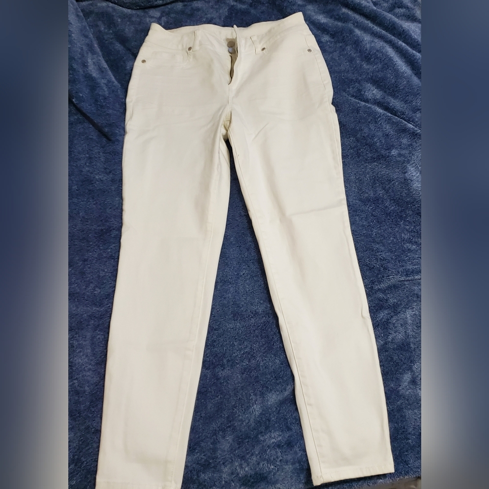 Maurices Size Lrg High Rise White Skinny Jeans